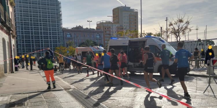 Cagliari, spettatore della maratona sviene in via Roma: caos per i soccorsi, “quasi manca lo spazio“