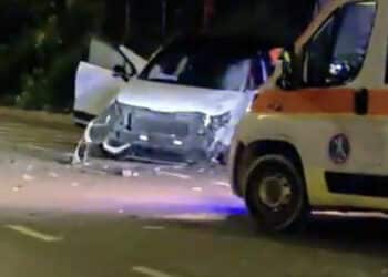 Cagliari, paura in viale Monastir: auto contro camion dei rifiuti, una persona ferita