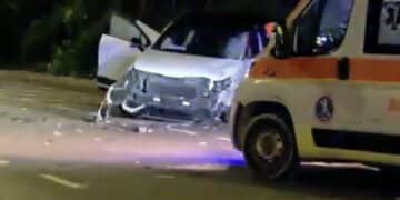 Cagliari, paura in viale Monastir: auto contro camion dei rifiuti, una persona ferita