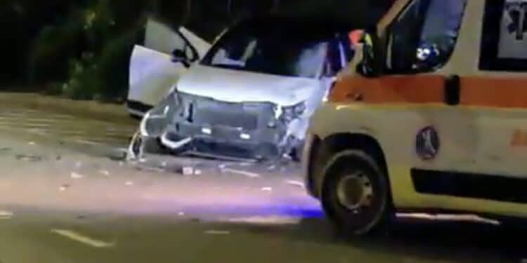 Cagliari, paura in viale Monastir: auto contro camion dei rifiuti, una persona ferita