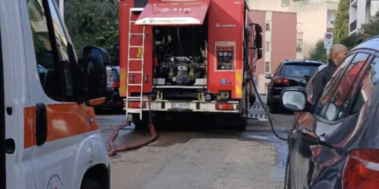 Cagliari, poliziotto eroe salva due persone dall’incendio divampato in una abitazione in via Randaccio