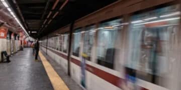 Studentessa di 23 anni violentata da 3 uomini all’uscita della metro
