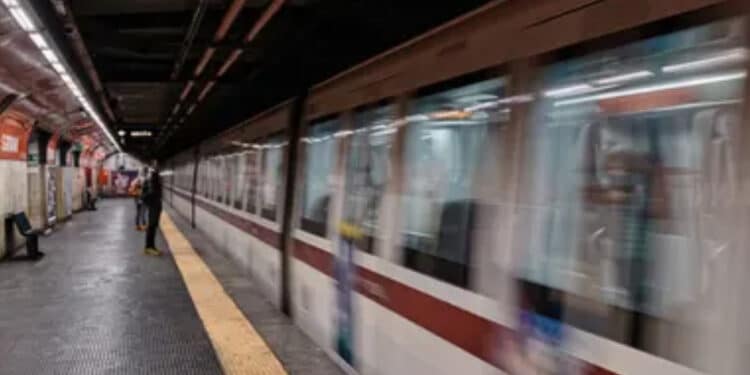 Studentessa di 23 anni violentata da 3 uomini all’uscita della metro
