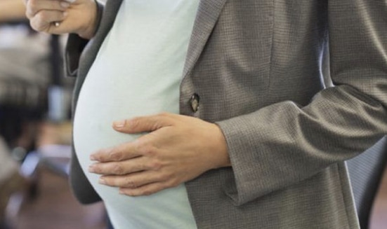 Non vuole riconoscere il bimbo che aspetta e gli spara alle gambe: fermata 26enne