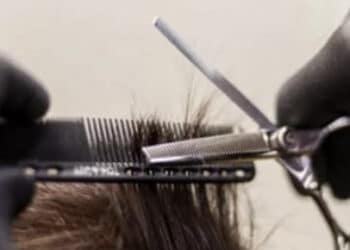 Chiede un taglio gratis all’amico barbiere per un debito da 15 euro e viene accoltellato