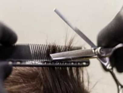 Chiede un taglio gratis all’amico barbiere per un debito da 15 euro e viene accoltellato