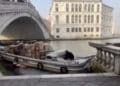 Cerca di rubare una barca piena di pacchi ma sbatte contro il ponte di Rialto a Venezia: gravi danni