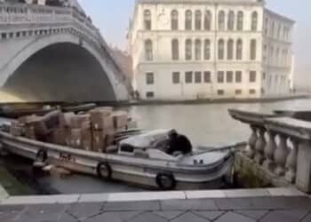 Cerca di rubare una barca piena di pacchi ma sbatte contro il ponte di Rialto a Venezia: gravi danni