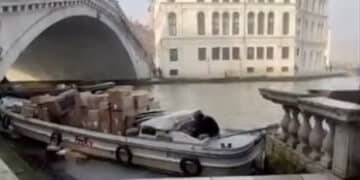 Cerca di rubare una barca piena di pacchi ma sbatte contro il ponte di Rialto a Venezia: gravi danni