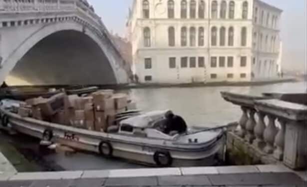 Cerca di rubare una barca piena di pacchi ma sbatte contro il ponte di Rialto a Venezia: gravi danni