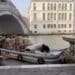 Cerca di rubare una barca piena di pacchi ma sbatte contro il ponte di Rialto a Venezia: gravi danni