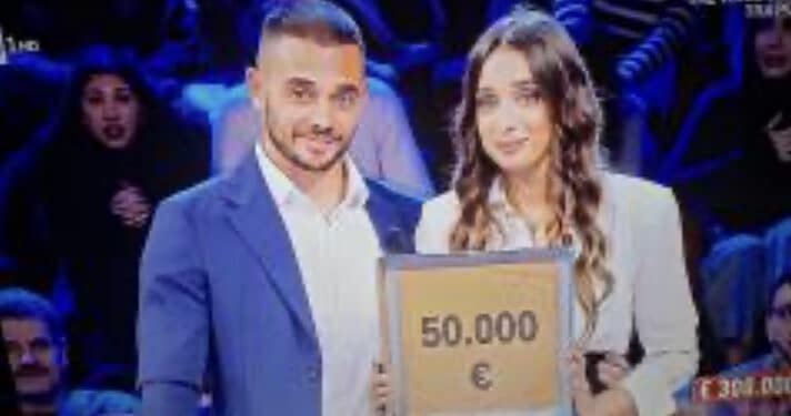 Affari tuoi, Giulia da Sassari vince 50 mila euro ma rinuncia alla maxi offerta di 150 mila euro per aprire il suo pacco