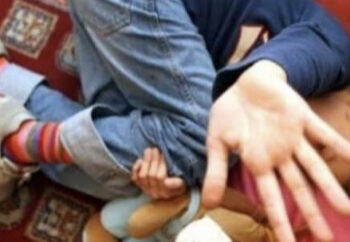 Violenze, abusi e bruciature di sigarette su un bimbo di 3 anni: condannati padre e zio