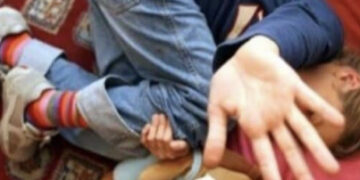Violenze, abusi e bruciature di sigarette su un bimbo di 3 anni: condannati padre e zio