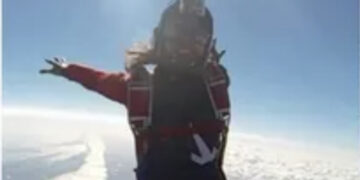 Lancio finisce in tragedia: morti due paracadutisti