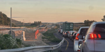Automobilisti ostaggio dei cantieri lungo la Ss131: “Ogni giorno un incubo senza fine”