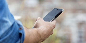 Immagini intime delle figlie della compagna sullo smartphone: arrestato elettricista