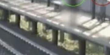 Ragazzine avvistate in metro e seguite fino a casa: 19enne arrestato per violenza sessuale