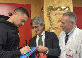 Cagliari, Caprile dona 100 maglie al reparto di Ostetricia e Ginecologia del Policlinico: “Grazie per aver fatto nascere mio figlio”