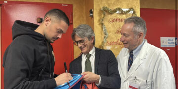 Cagliari, Caprile dona 100 maglie al reparto di Ostetricia e Ginecologia del Policlinico: “Grazie per aver fatto nascere mio figlio”