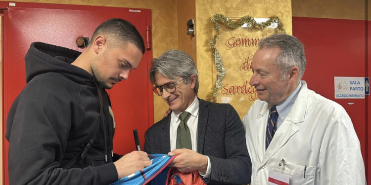 Cagliari, Caprile dona 100 maglie al reparto di Ostetricia e Ginecologia del Policlinico: “Grazie per aver fatto nascere mio figlio”