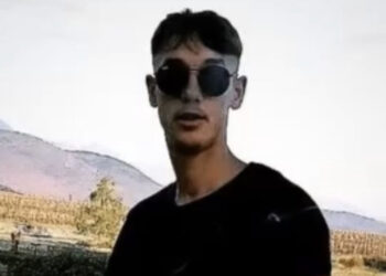 Accoltellato sulle scale del palazzo di casa: morto un 25enne