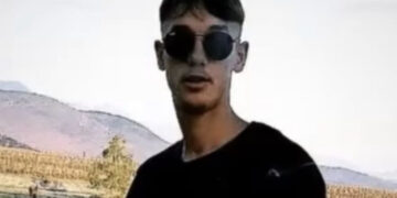 Accoltellato sulle scale del palazzo di casa: morto un 25enne