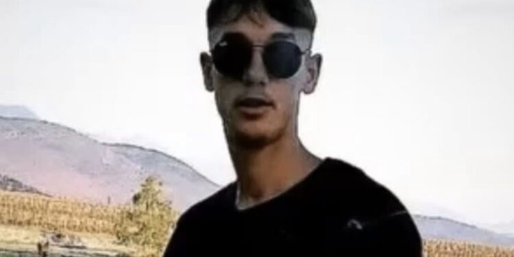 Accoltellato sulle scale del palazzo di casa: morto un 25enne