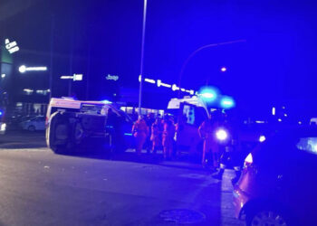 Cagliari, auto si ribalta all’incrocio di Via Calamattia: un ferito