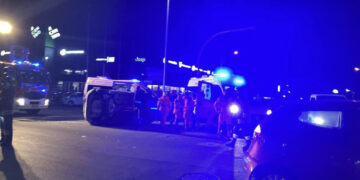 Cagliari, auto si ribalta all’incrocio di Via Calamattia: un ferito