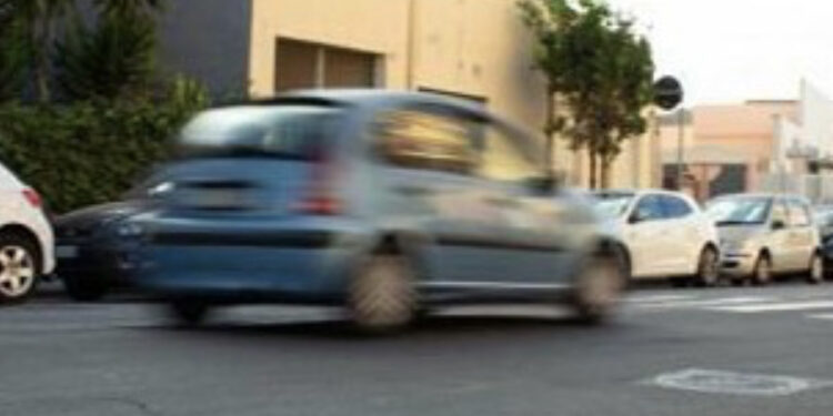 Monserrato, pirata della strada travolge una coppia in scooter e scappa via: individuato e denunciato