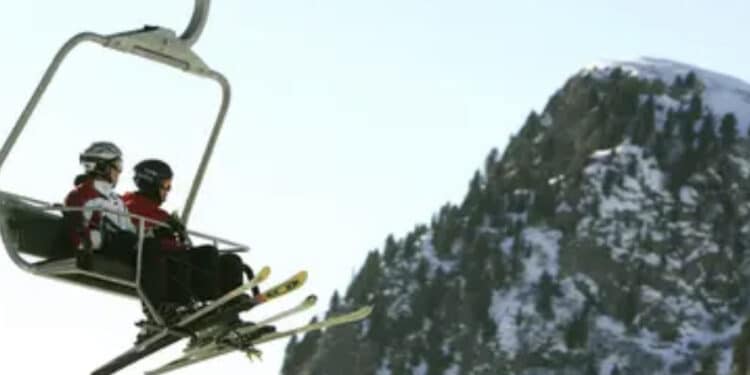 Precipita dalla seggiovia e cade per 10 metri: gravissimo un 32enne