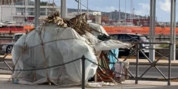 Cagliari, una panchina di Via Roma trasformata in casa di fortuna: “Buon Natale anche a lui”
