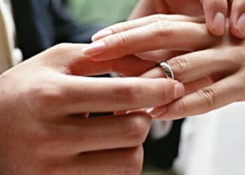 Muore in ospedale e sparisce la fede nuziale, l’appello della famiglia: “Restituitecela”