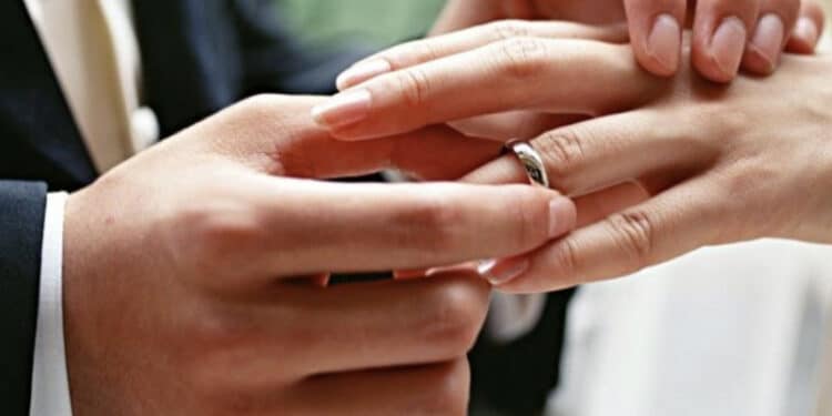 Muore in ospedale e sparisce la fede nuziale, l’appello della famiglia: “Restituitecela”