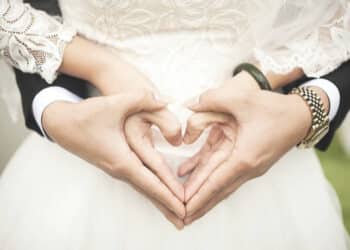 Tragedia sfiorata ad un matrimonio: torta nuziale va a fuoco, ferito lo sposo