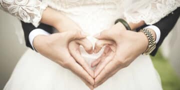 Tragedia sfiorata ad un matrimonio: torta nuziale va a fuoco, ferito lo sposo