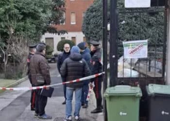 Donna trovata senza vita in un cortile: si indaga per omicidio