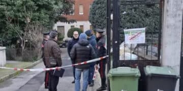 Donna trovata senza vita in un cortile: si indaga per omicidio
