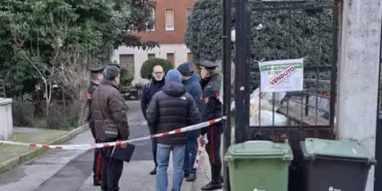 Donna trovata senza vita in un cortile: si indaga per omicidio
