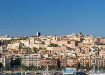Cagliari, approvata tra le polemiche la nuova tassa di soggiorno: turisti salassati con 5 euro a notte