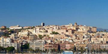 Cagliari, approvata tra le polemiche la nuova tassa di soggiorno: turisti salassati con 5 euro a notte