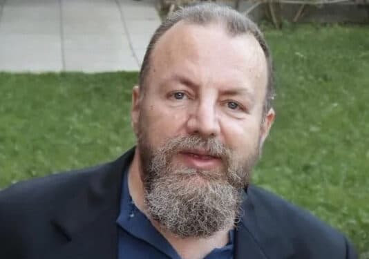 Mangia la pizza e soffoca: 53enne muore durante la festa di compleanno della madre