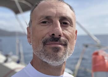 Tragedia a Cagliari: il tatuatore Massimo Leonardi morto improvvisamente a 51 anni