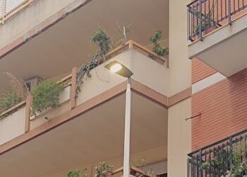 Cagliari, lampioni in tilt in via Rossini: “In parte spenti e in parte accesi giorno e notte”