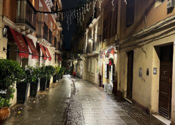 Cagliari, da strada gioiello a simbolo di abbandono: allarme per via Sulis, anche le luminarie sono una beffa