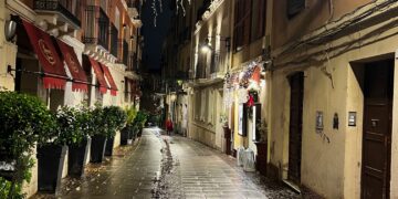 Cagliari, da strada gioiello a simbolo di abbandono: allarme per via Sulis, anche le luminarie sono una beffa