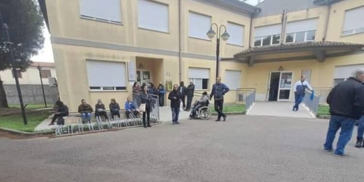 Villasor, parte l’Ascot ma è subito caos: decine di persone in fila dall’alba per una visita medica