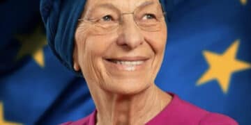 Paura per Emma Bonino, ricoverata d’urgenza per insufficienza respiratoria: “È stabile e vigile”