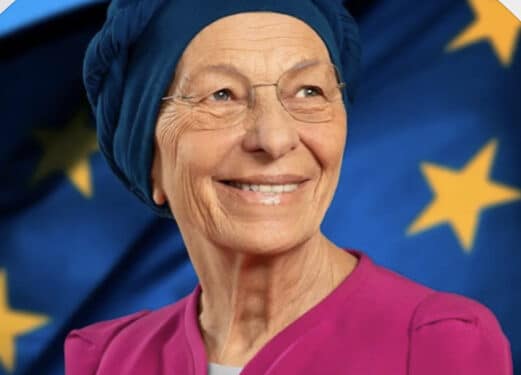 Paura per Emma Bonino, ricoverata d’urgenza per insufficienza respiratoria: “È stabile e vigile”